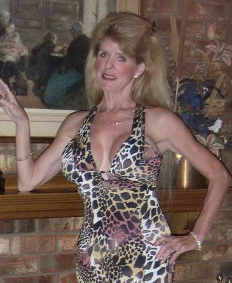20P Mature ladies braless cleavage pokies 133