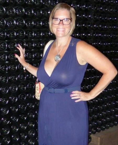20P Mature ladies braless cleavage pokies 133