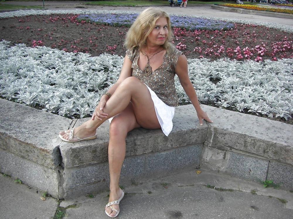 25P Sexy mature ladies 118 (clothed)