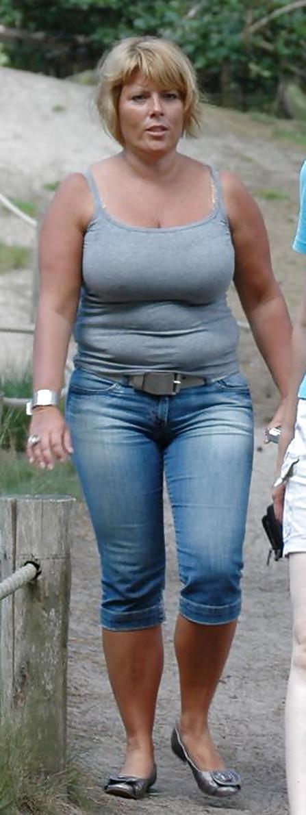25P Sexy mature ladies 118 (clothed)