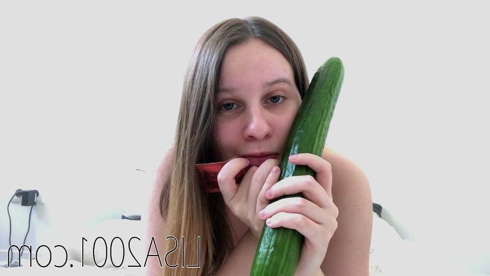 25P Lisa2001 Gurke in Teen Pussy! :) Mein geilstes Video im Bild