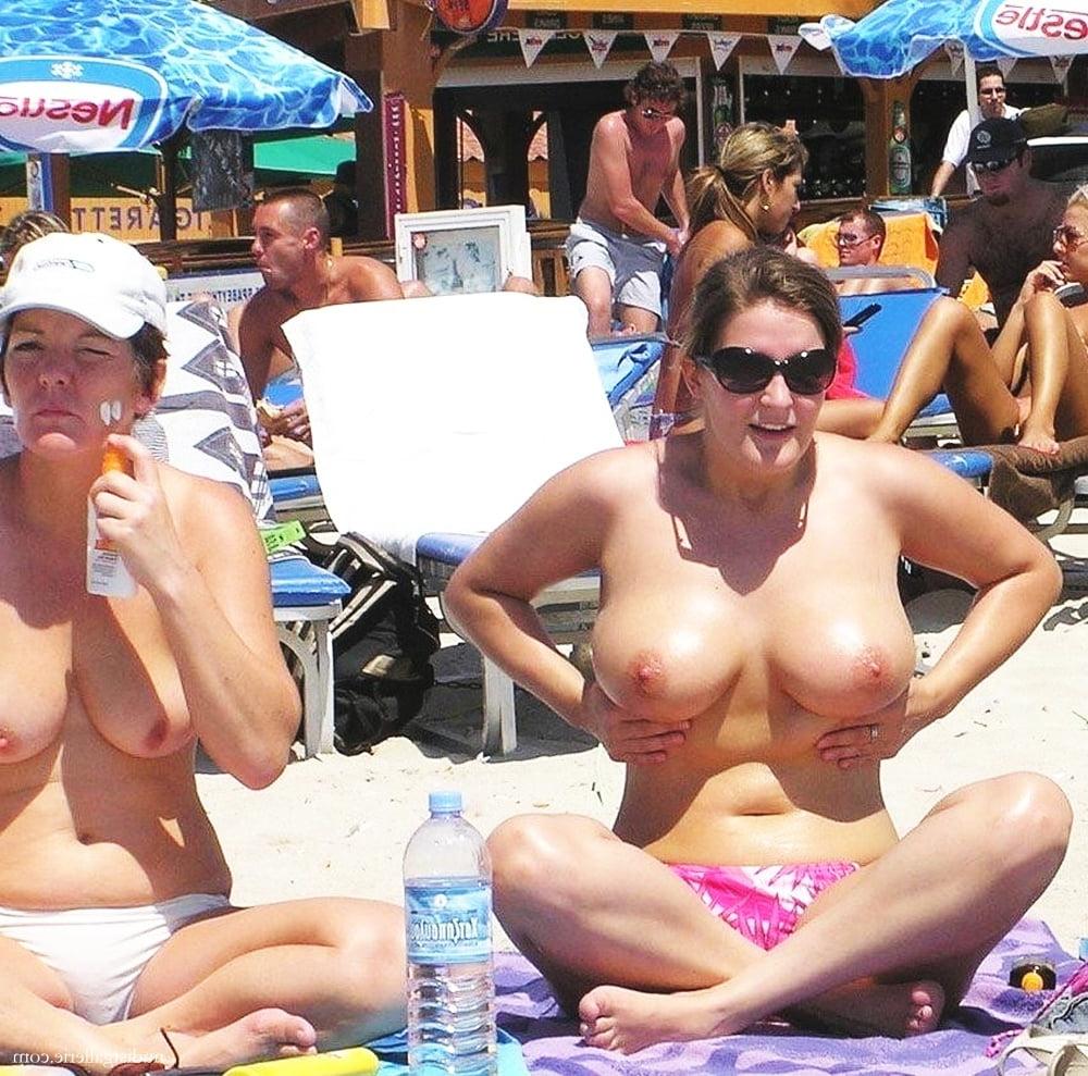 25P Voyeur - Hot moms at the beach #2