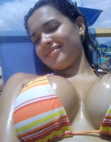 25P Voyeur - Hot moms at the beach #2