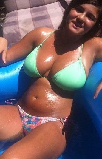 25P Voyeur - Hot moms at the beach #2
