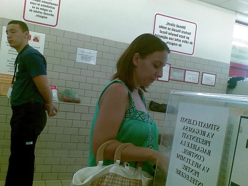25P Upskirt in supermarket Romania
