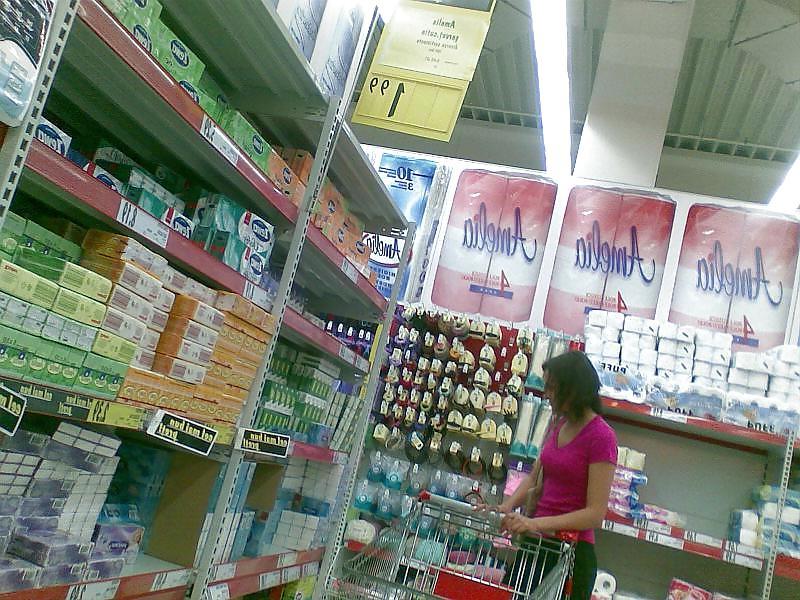 25P Upskirt in supermarket Romania