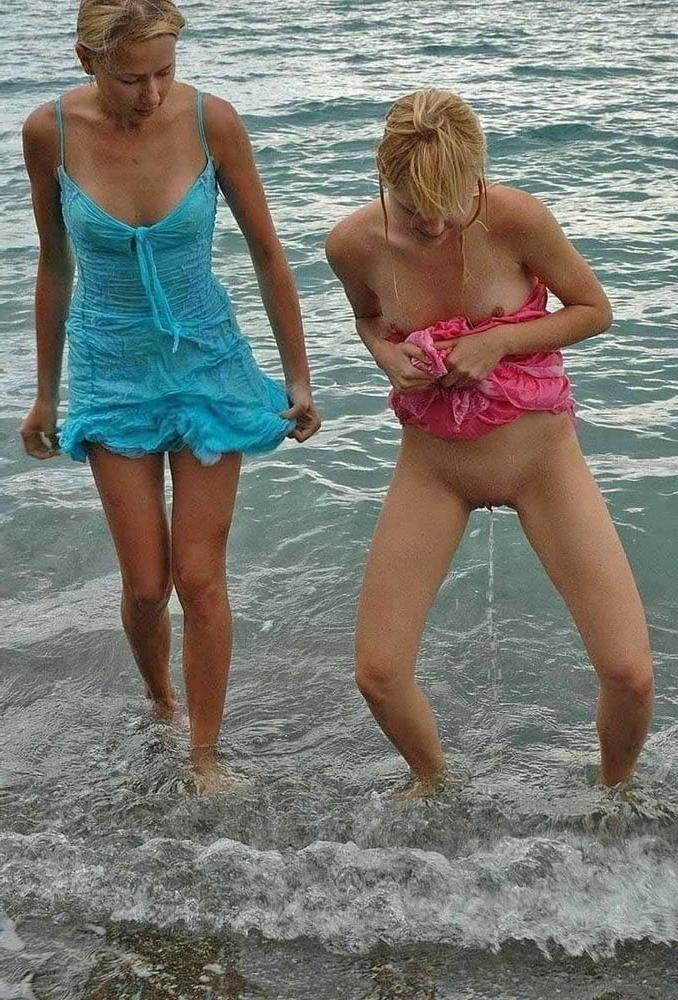 16P pissing women 05