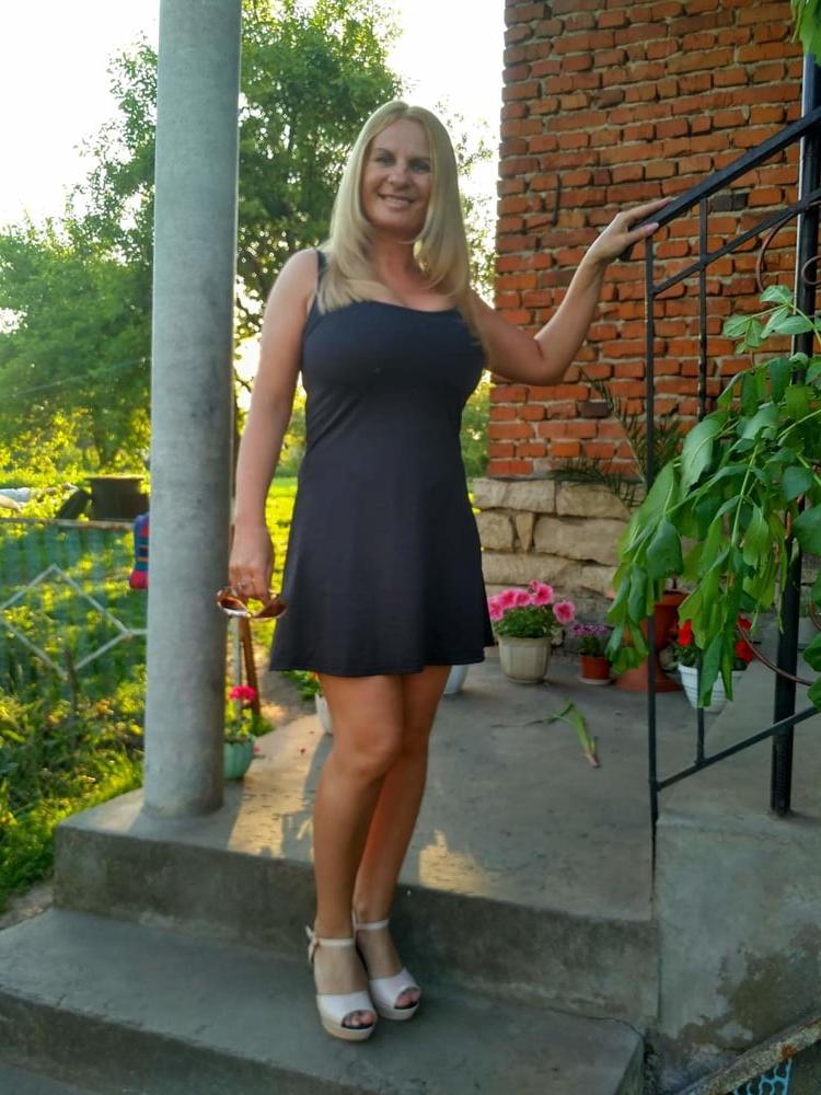 11P Busty Russian Woman 3650