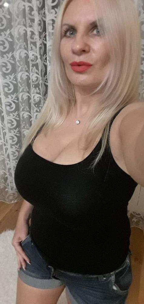 11P Busty Russian Woman 3650
