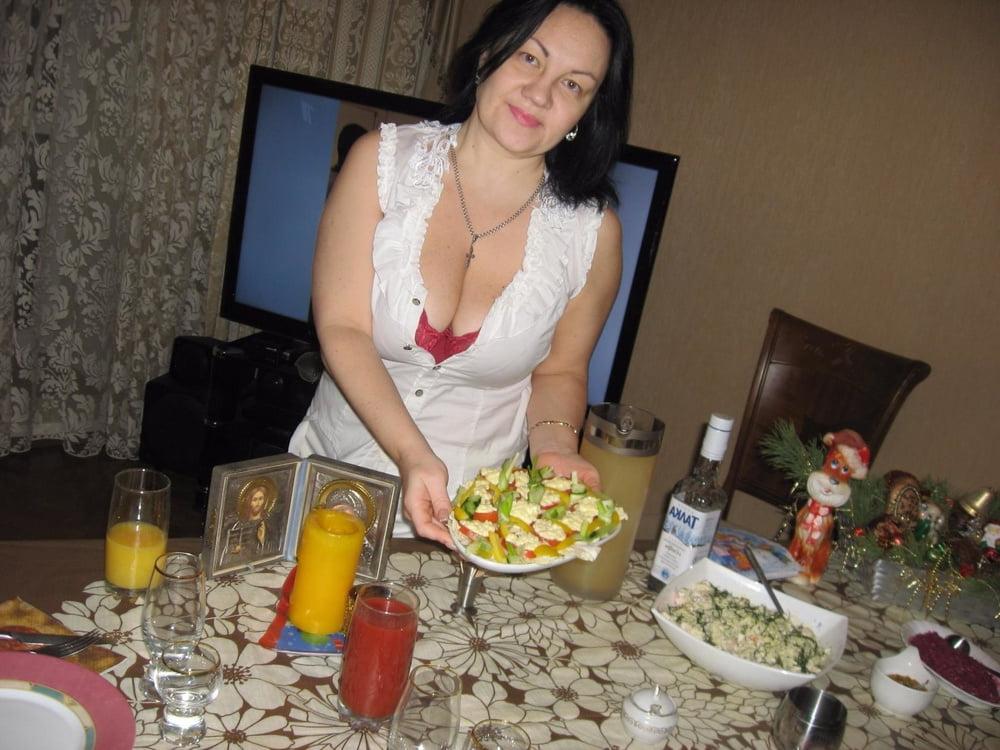 16P Busty Russian Woman 3651