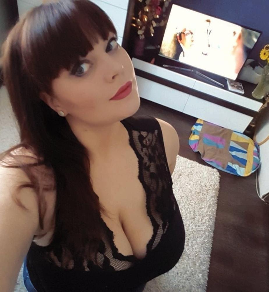 12P Busty Russian Woman 3652