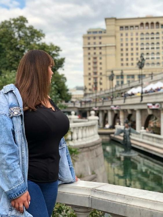12P Busty Russian Woman 3652