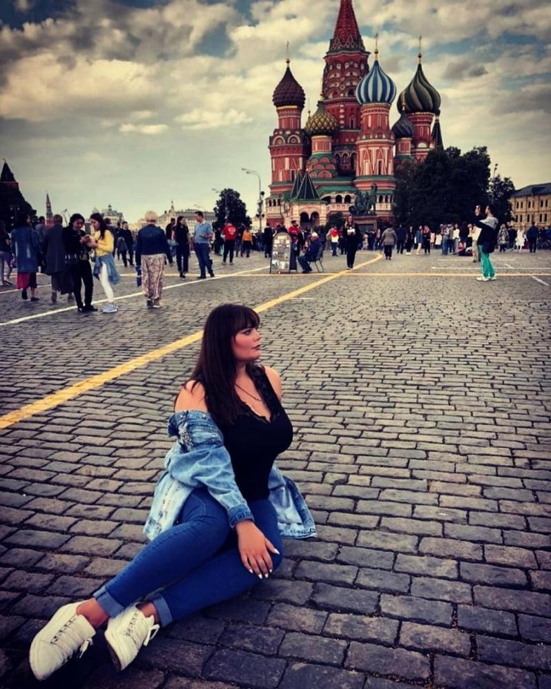 12P Busty Russian Woman 3652