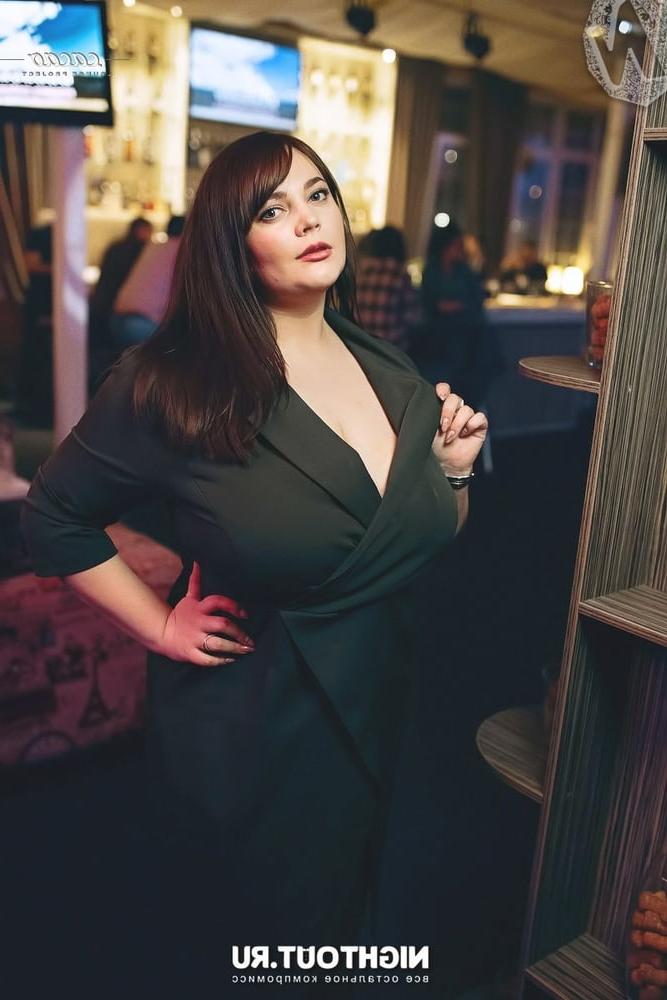 12P Busty Russian Woman 3652