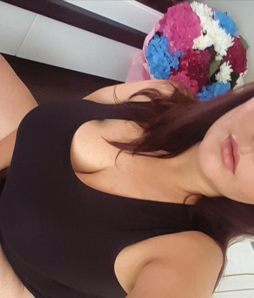 12P Busty Russian Woman 3652