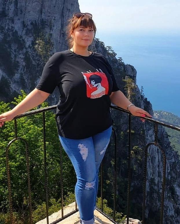 12P Busty Russian Woman 3652