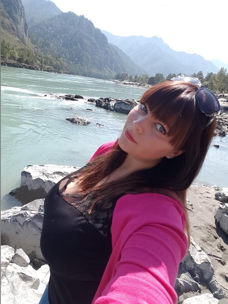 12P Busty Russian Woman 3652