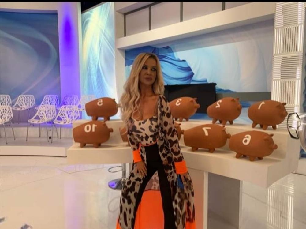 25P Greek Huge Tits MILF vol 2