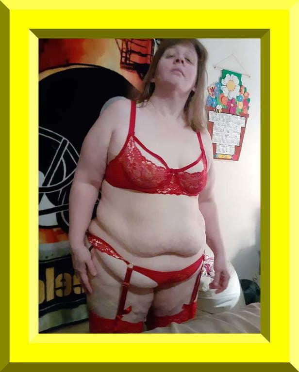19P Expose dirty BBW web whore in red suspenders