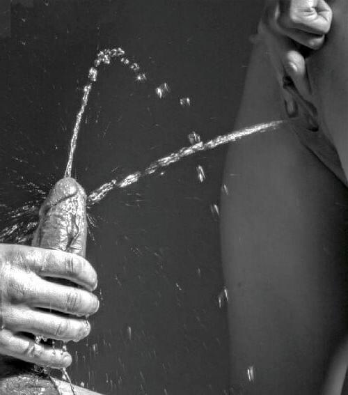 25P Pissing women 3