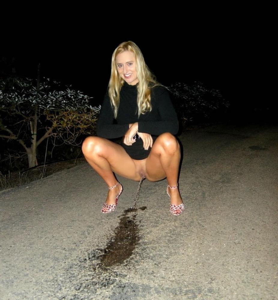 25P Pissing women 3