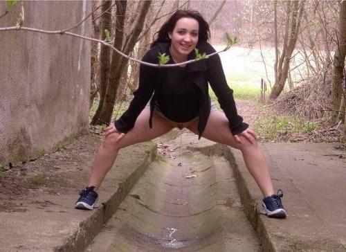 25P Pissing women 3