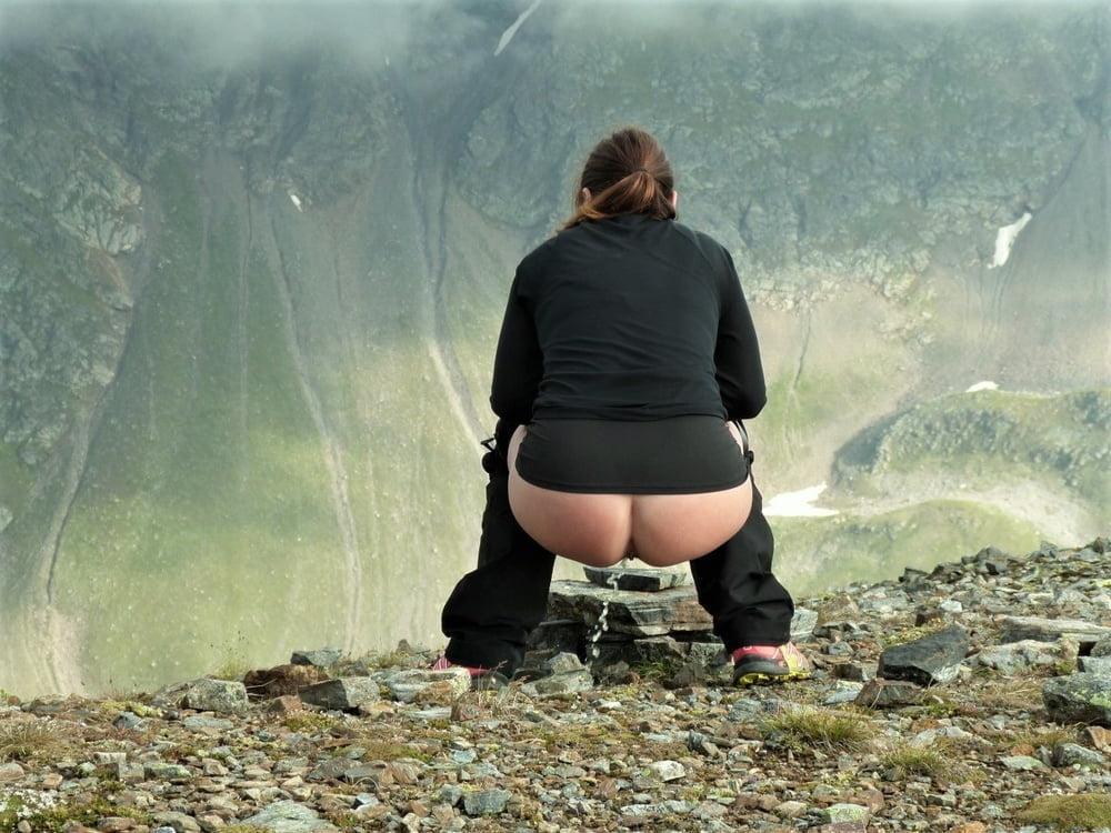 25P Pissing women 3