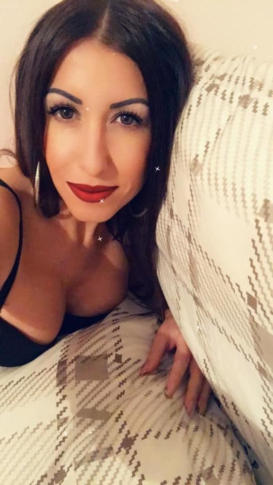 25P Greek Slut  : Kelly