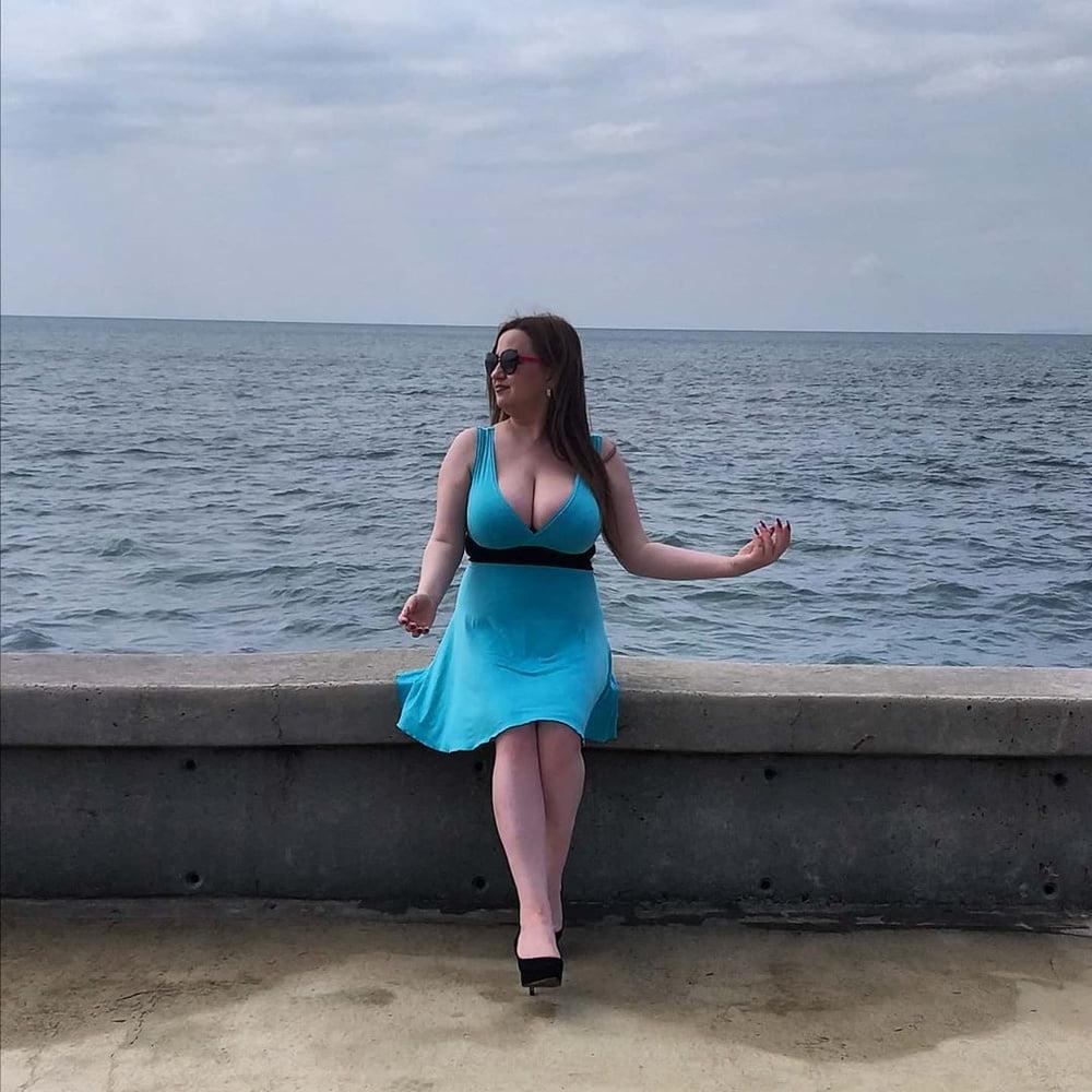 22P Busty Russian Woman 3646