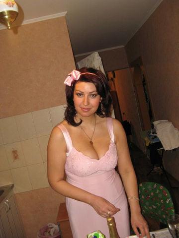 18P Busty Russian Woman 3645
