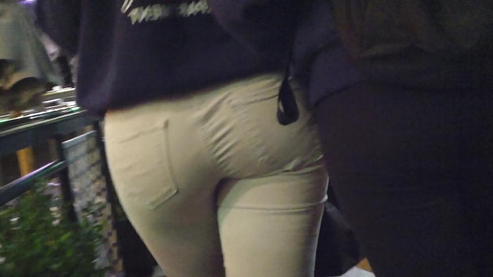25P Nice Teen ass & butt in white jeans 
