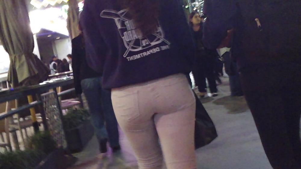 25P Nice Teen ass & butt in white jeans 