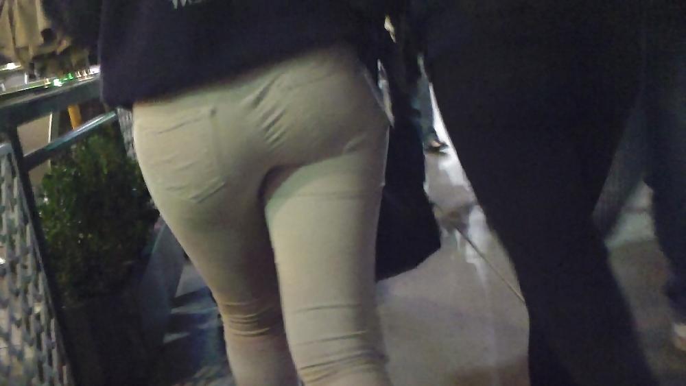 25P Nice Teen ass & butt in white jeans 
