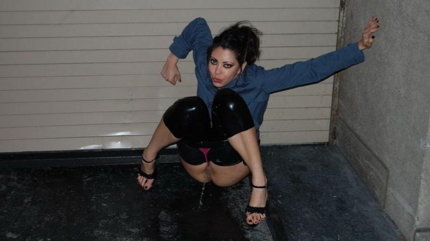 25P Pics I LIke 2085 - More Pissing