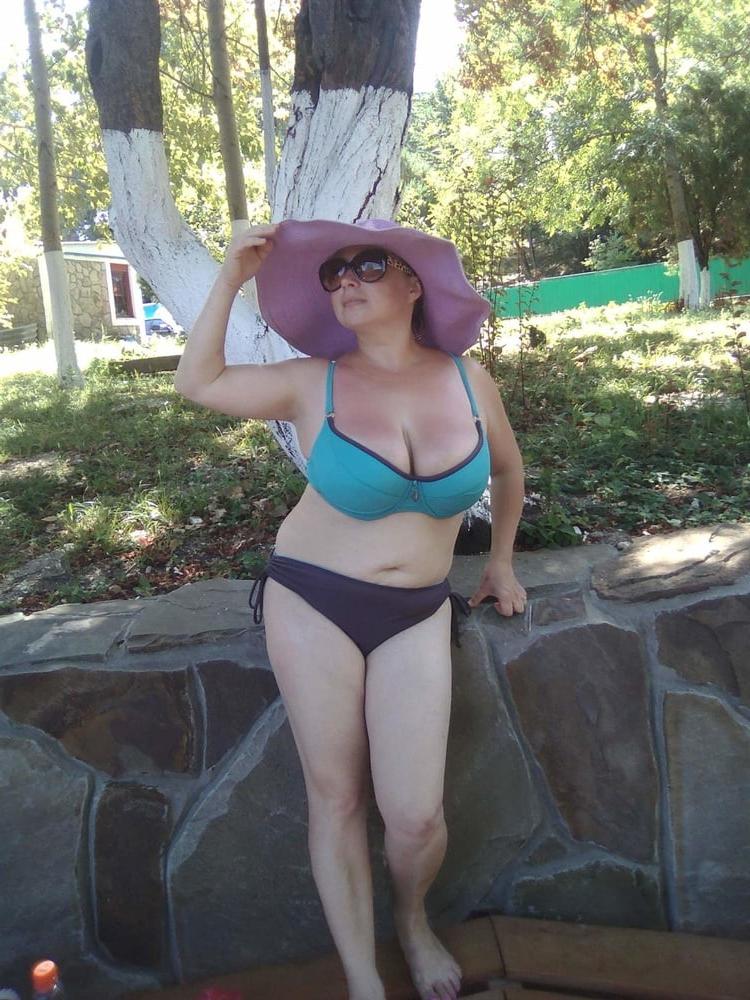 10P Busty Russian Woman 3639