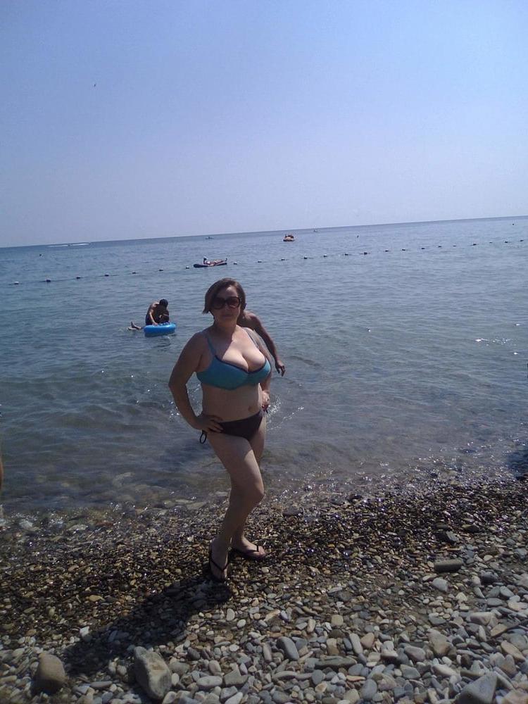 10P Busty Russian Woman 3639