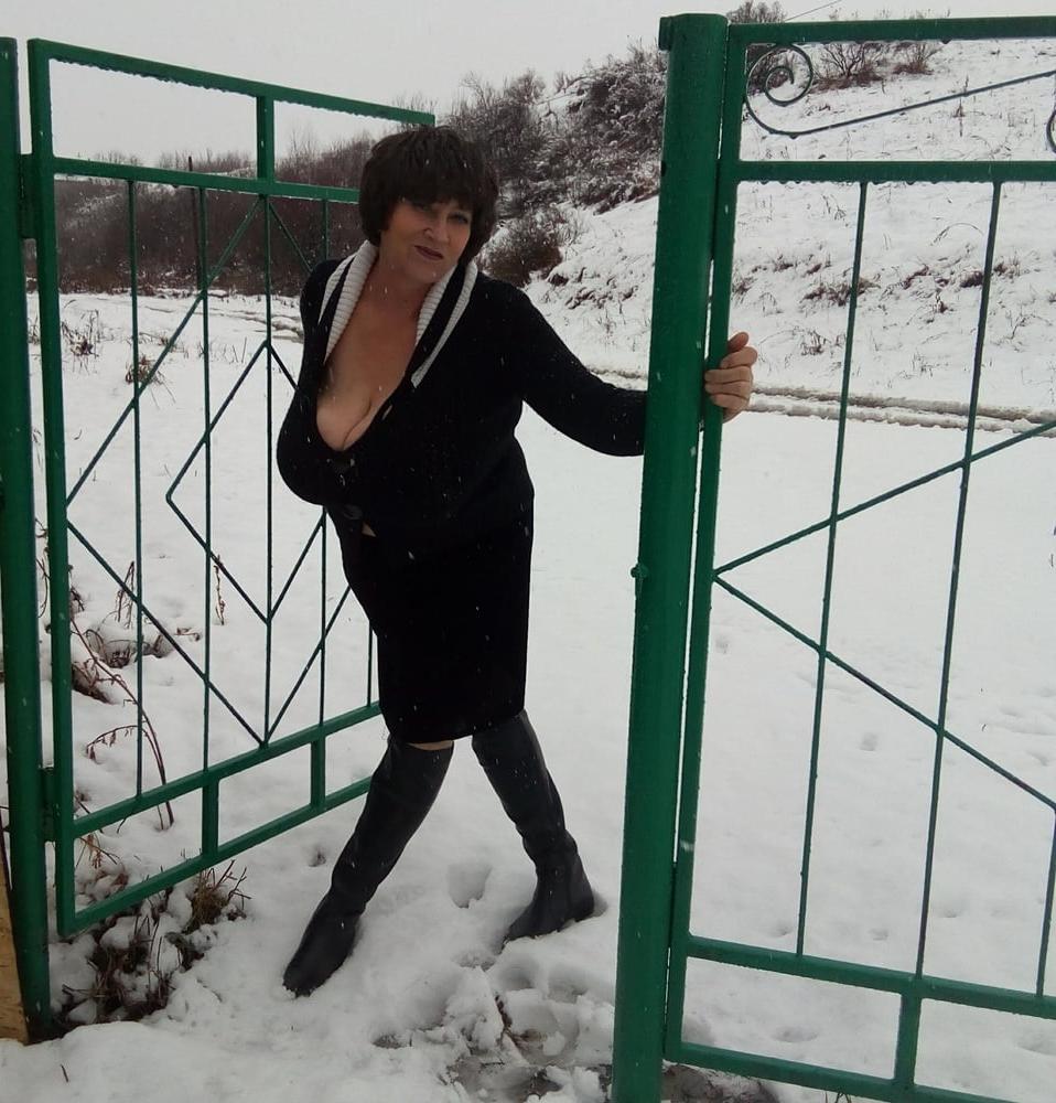 25P Busty Russian Woman 3643