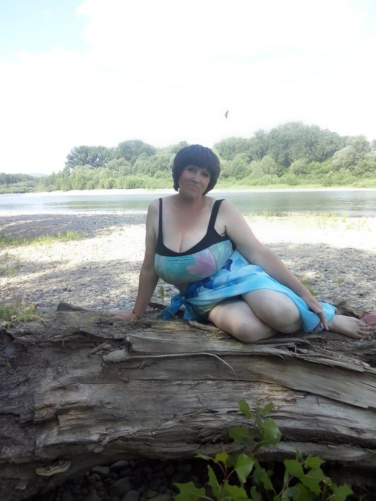 25P Busty Russian Woman 3643
