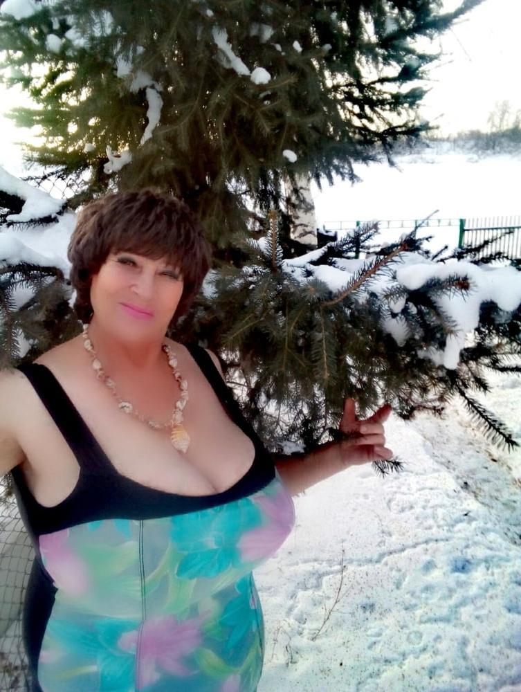 25P Busty Russian Woman 3643