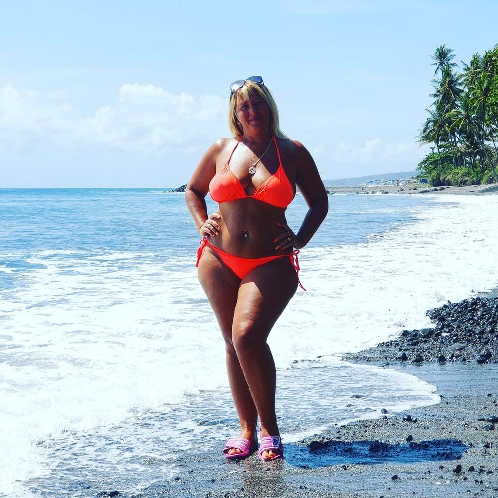 15P Busty Russian Woman 3635