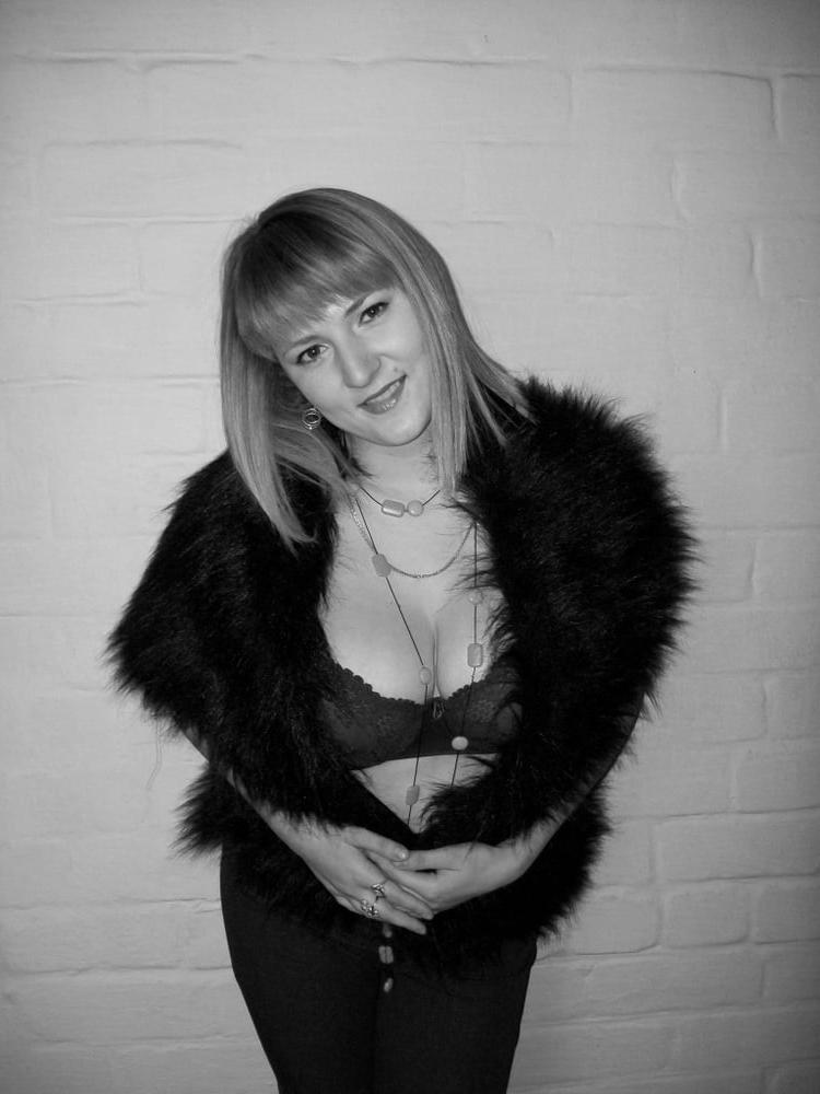 16P Busty Russian Woman 3629