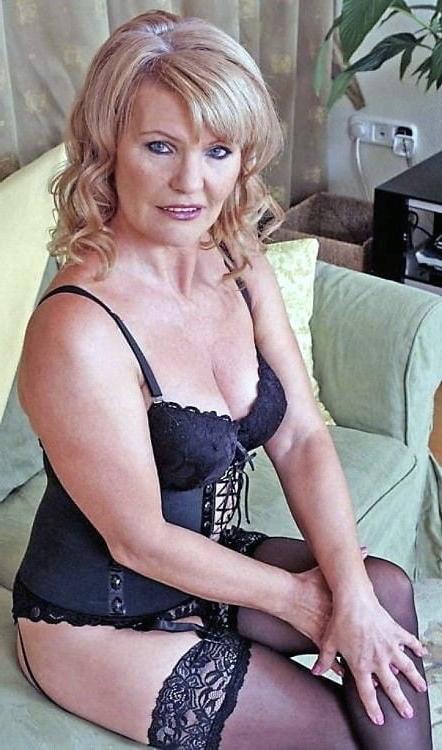 25P Just catch a horny Granny (555)