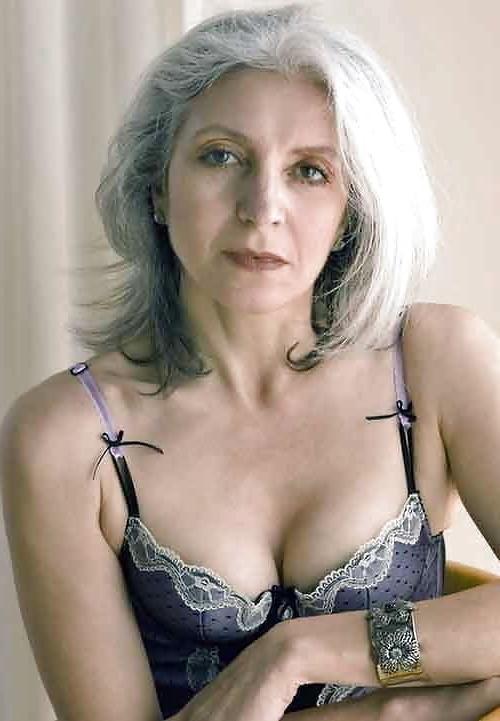 25P Just catch a horny Granny (555)