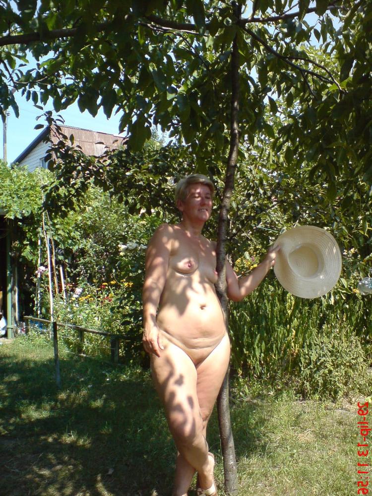 25P Women Need Exposure 822 - Granny Needs Exposure