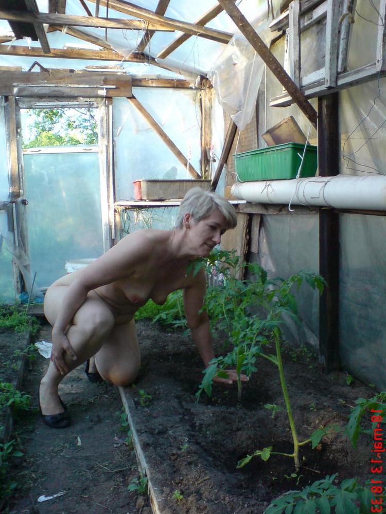 25P Women Need Exposure 822 - Granny Needs Exposure