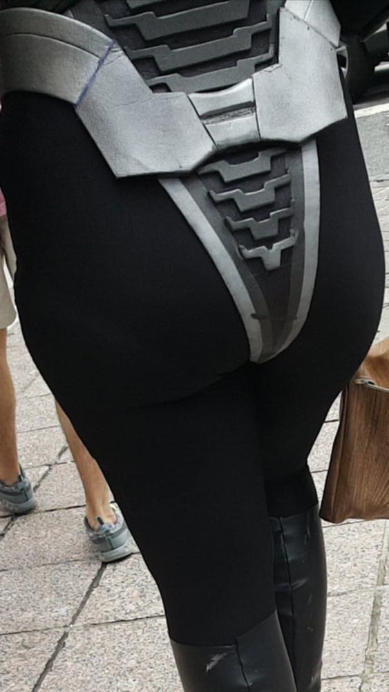 25P Voyeur pics of women at the Dragon Con parade  - tits and as