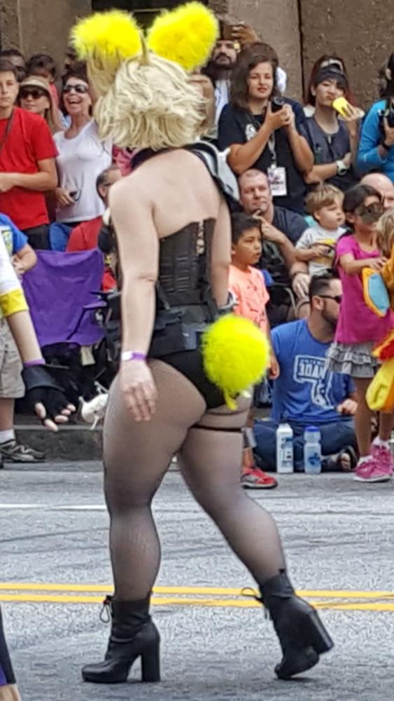 25P Voyeur pics of women at the Dragon Con parade  - tits and as