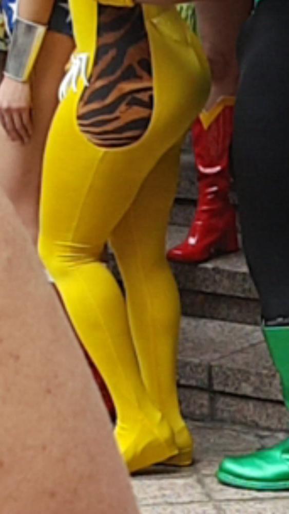 25P Voyeur pics of women at the Dragon Con parade  - tits and as