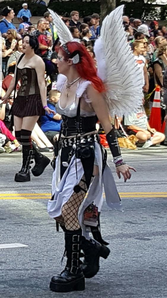 25P Voyeur pics of women at the Dragon Con parade  - tits and as