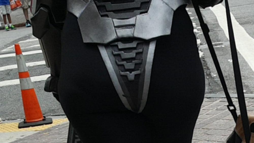 25P Voyeur pics of women at the Dragon Con parade  - tits and as